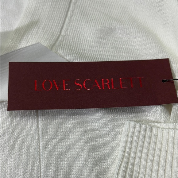 Elegant Women's V-Neck Sweater in Cream - Picture 2 of 16